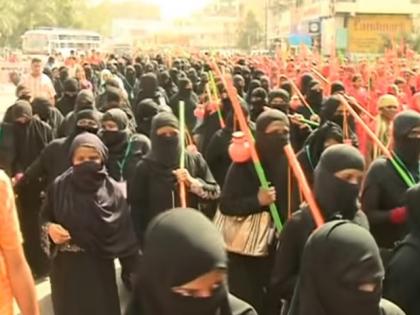 muslim women Kanwar Yatra in Deoghar, fact check truth behind viral video | मुस्लिम महिलाओं ने कांवड़ यात्रा में हिस्सा लेकर भोलेनाथ को चढ़ाया जल, जानें वायरल वीडियो का सच