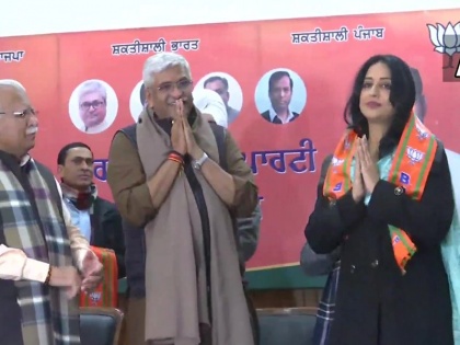 punjab assembly elections actress mahie gill punjabi actor hobby ghaliwal join BJP | Punjab Election: अभिनेत्री माही गिल चुनाव से पहले बीजेपी में हुईं शामिल, इस पंजाबी अभिनेता ने भी थामा भाजपा का दामन