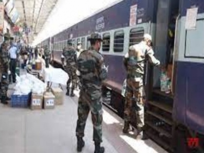 blast in special train carrying CRPF battalion 4 jawans injured one critical | ब्रेकिंगः CRPF बटालियन को ले जा रही विशेष ट्रेन में विस्फोट; 4 जवान घायल, एक की हालत गंभीर