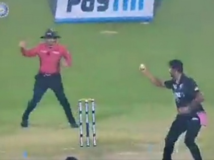 india vs new zealand ish sodhi caught the dangerous catch of rohit sharma with one hand on his own ball video | VIDEO: ईश सोढ़ी ने अपने ही गेंद पर एक हाथ से पकड़ा रोहित शर्मा का हैरतअंगेज कैच