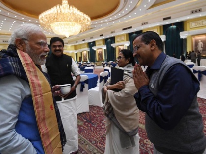 G20 all-party meeting Actor Ranvir Shorey shared picture of Kejriwal with folded hands in front of PM Modi | जी20 सर्वदलीय बैठक में पीएम मोदी के सामने हाथ जोड़े केजरीवाल की फिल्म अभिनेता ने शेयर की तस्वीर, कहा- कैप्शन दीजिए, ऐसे मिले जवाब