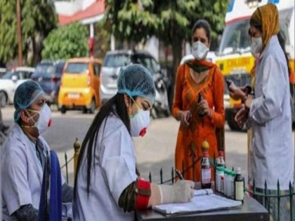 passengers who came in jammu and have got both vaccine doses will also have to get covid test | जम्मू-कश्मीरः दोनों डोज लगवा चुके यात्रियों को भी करवानी होगी कोविड जांच; एयरपोर्ट, रेलवे स्टेशनों पर बरती जा रही सख्ती
