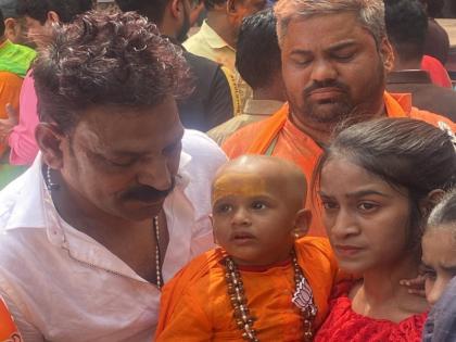 up election child Navya dresses up as CM Yogi Adityanath and carries toy bulldozer | लखनऊः भाजपा समर्थकों के जश्न में बुलडोजर संग 'बाल योगी', तस्वीरें हुईं वायरल, लोगों ने किए ऐसे कमेंट्स