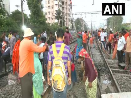 Two trains collide in Mumbai three coaches of Puducherry Express derailed restoration work underway | मुंबई में टकराई दो ट्रेनें, पुडुचेरी एक्सप्रेस के तीन कोच बेपटरी, बहाली का काम जारी