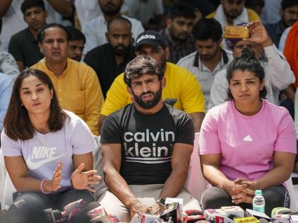 Wrestlers threaten to move Supreme Court Sports Ministry stays WFI elections | खेल मंत्रालय ने कुश्ती महासंघ के चुनावों पर लगाई रोक, तदर्थ समिति गठन करेन का आदेश; सुप्रीम कोर्ट पहुंचे प्रदर्शनकारी पहलवानों ने कही ये बात