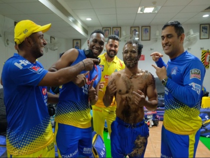 IPL 2019: Kedar Jadhav Super Birthday celebration | IPL 2019: जीत के बाद कटा केक, टीम ने केदार जाधव संग यू की मस्ती, देखें तस्वीरें