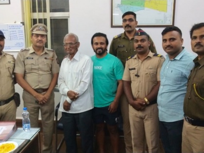 Cricketer Kedar Jadhav's father was safely found by the police he was missing from his home in Pune | क्रिकेटर केदार जाधव के पिता को सकुशल पुलिस ने ढूंढ निकाला, पुणे स्थित घर से हुए थे लापता