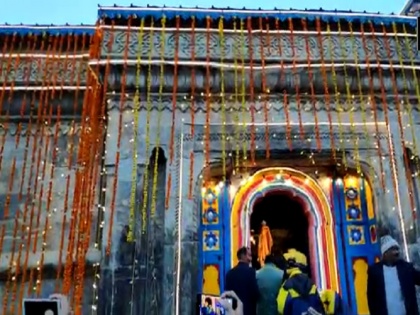 Uttarakhand Portals of the Kedarnath temple open for pilgrims after a period of six months | हर-हर महादेव के जयकारे के बीच भगवान केदारनाथ के कपाट खुले, मंदिर के बाहर लगी भक्तों की कतार