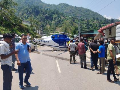 Uttarakhand: Emergency landing of helicopter on Kedarnath highway, major accident averted | VIDEO | उत्तराखंड: केदारनाथ हाईवे पर हेलीकॉप्टर की इमरजेंसी लैंडिंग, टला बड़ा हादसा | VIDEO