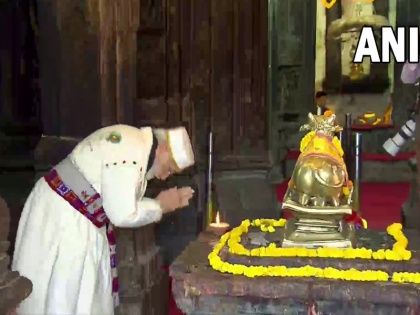 PM Modi reached Kedarnath for the sixth time worshiped in the temple watch video | केदारनाथ के द्वार छठवीं बार पहुंचे पीएम मोदी, खास पहनावे के साथ मंदिर में की पूजा, देखें