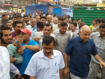 Arvind kejriwal threatens: Man throws chilli powder on Kejriwal, to shoot CM | दिल्ली: CM अरविंद केजरीवाल के चेहरे पर युवक ने डाला मिर्च पाउडर, सुरक्षाकर्मियों के हत्थे चढ़ा