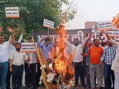 BJP workers lit 'Holika of Corruption' in Delhi, set fire to Kejriwal's effigy | WATCH: बीजेपी कार्यकर्ताओं ने दिल्ली में जलाई 'भ्रष्टाचार की होलिका', केजरीवाल के पुतले में लगाई आग