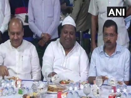 Arvind Kejriwal and Vijender Gupta came together in iftar party congress leaders absent | दिल्ली सरकार की इफ्तार पार्टी में साथ नजर आये विजेंद्र गुप्ता और अरविंद केजरीवाल, नहीं पहुंचा कांग्रेस का कोई नेता