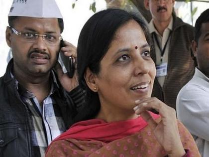 Delhi court sent summons to Chief Minister Arvind Kejriwal's wife Sunita Kejriwal, she was registered as a voter in 2 constituencies | दिल्ली की कोर्ट ने मुख्यमंत्री अरविंद केजरीवाल की पत्नी सुनीता केजरीवाल को भेजा समन, 2 अलग-अलग निर्वाचन क्षेत्रों में बतौर मतदाता थीं पंजीकृत