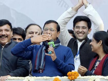 Arvind Kejriwal to take oath as Delhi CM at Ramlila Maidan on Feb 16 at ramlila maidan | केजरीवाल ने रामलीला मैदान में दिल्लीवासियों को बुलाया, यूजर्स बोले-राजतिलक की करो तैयारी, आ रहे हैं AAP के मफलरधारी