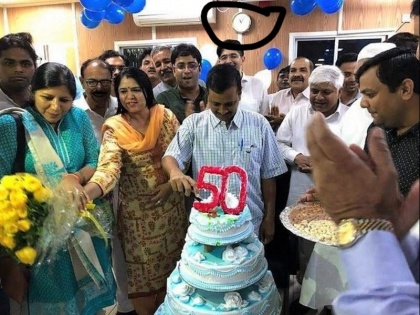 arvind kejriwal birthday celebration after atal bihar vajpayee death viral photo | अटल जी के निधन के बाद केजरीवाल के केक काटने की तस्वीर वायरल, जानें क्या है हकीकत