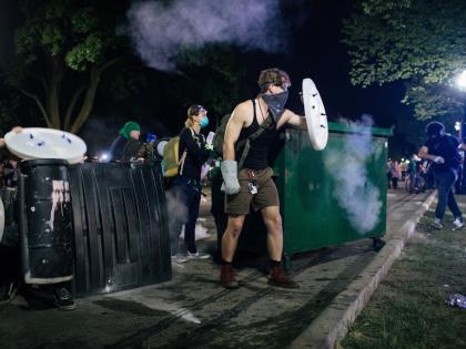 America Wisconsin Black man shot unrest in Kenosha third night police fired tear gas shells | अमेरिका में विस्कॉन्सिनः अश्वेत व्यक्ति को गोली मारे जाने की घटना, केनोशा में तीसरी रात भी अशांति, पुलिस ने दागे आंसू गैस के गोले