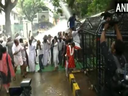 Congress's protest against the Kerala budget intensified in Kochi police used water cannon | कांग्रेस का केरल बजट के खिलाफ कोच्चि में विरोध प्रदर्शन हुआ तेज, प्रदर्शनकारियों पर पुलिस ने की पानी की बौछार, देखें