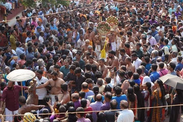 Corona virus: case filed against managers of three places of worship in Kerala | कोरोना वायरस: पुलिस ने निर्देशों के बावजूद केरल के मंदिर परिसर में जमा हुए लोग, तीन पूजा स्थलों के प्रबंधकों के खिलाफ FIR