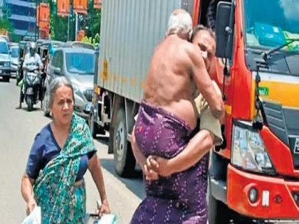 Lockdown latest news Kochi man carries father on shoulders after vehicle stopped from plying amid lockdown | VIDEO: जब बीमार पिता को कंधे पर उठाकर 1KM तक दौड़ने पर मजबूर हुआ बेटा, जानें पुलिसवालों ने क्या किया था