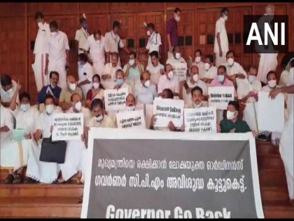 Kerala Opposition party members hold a protest outside the Assembly hall after staging a walkout from the State Assembly | केरल: विपक्ष ने गवर्नर-CPIM पर लगाया 'अपवित्र गठबंधन' का आरोप, विधानसभा से किया वॉकआउट