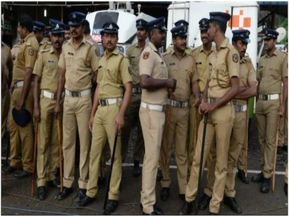kerala police sub inspector suspended for stealig dead persons mobile phone | केरल पुलिस ने सब-इंस्पेक्टर को किया सस्पेंड, मृत युवक से मोबाइल चुराने के आरोप में मिली सजा