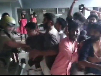 Kerala: Protest after the death of the girl due to snake bite in school | स्कूल में सांप कांटने से बच्ची की मौत के बाद प्रदर्शन, प्रचार्य और उप प्रचार्य निलंबित