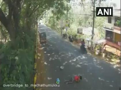 65-year-old woman hit by a vehicle kept lying injured on a busy road for several minutes | गाड़ी से टक्कर के बाद बीच सड़क पर तड़पती रही 65 साल की महिला, मदद को कोई नहीं आया सामने 65-year-old woman hit by a vehicle kept lying injured on a busy road for several minutes | गाड़ी से टक्कर के बाद बीच सड़क पर तड़पती रही 65 साल की महिला, मदद को कोई नहीं आया सामने