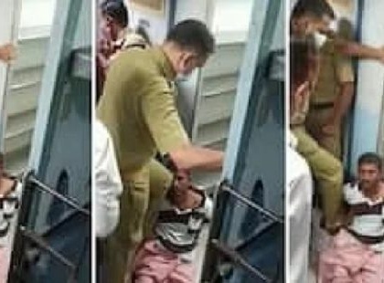 policeman Kerala kicks beats up passenger travelling without ticket on train video goes viral Kerala  | वायरल वीडियोः बिना टिकट ट्रेन में यात्रा कर रहे शख्स को लात मार रहे पुलिसकर्मी, देखें, लोगों का फूटा गुस्सा