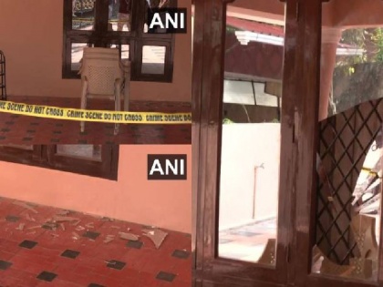 Kerala Unidentified people pelted stones at Union Minister V. Muraleedharan house in Thiruvananthapuram Investigation is being done by the police | केरल: तिरुवनंतपुरम में केंद्रीय मंत्री वी. मुरलीधरन के घर पर पथराव, पुलिस ने अज्ञात आरोपियों के खिलाफ जांच की शुरू