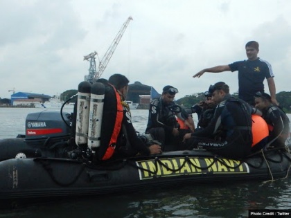 Kerala: Southern Naval Command has sent 4 diving teams for evacuating stranded people | केरलः बारिश और भूस्खलन से 22 लोगों की मौत, हालात पर काबू पाने के लिए आर्मी-NDRF की टीमों ने संभाला मोर्चा