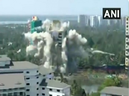 Watch: Kerala’s Maradu building comes crashing down through controlled implosion | पल भर में कैसे भरभरा कर धड़ाम से गिरा दो 19 मंजिला इमारत, इलाके में हुआ धुंआ-धुंआ, देखें वायरल वीडियो