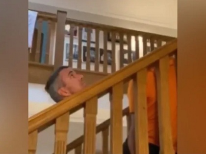 Kevin Pietersen gives impression to losing his head In Latest TikTok Video | केविन पीटरसन का अजीबोगरीब टिकटॉक वीडियो, सिर शरीर से अलग होकर सीढ़ियों पर फिसलता आया नजर