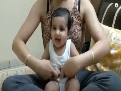 viral video one year old kid dance on amitabh bachchan s song khai ke pan banaraswala | अभी से ही बादशाह हैं ये छोटे बच्चन, मम्मी के साथ किया 'खई के पान बनारस वाला' पर डांस- देखें Video