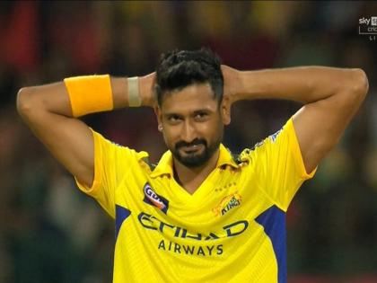 RCB vs CSK Khaleel Ahmed bowls most expensive over of IPL 2025; Fleming stands by Dhoni’s bold choice for 19th over | RCB vs CSK: खलील अहमद ने IPL 2025 का सबसे महंगा ओवर डाला, फ्लेमिंग 19वें ओवर के लिए धोनी के साहसिक विकल्प के साथ