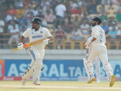 Sarfaraz Khan Test debut IND vs ENG, 3rd Test Live 26 year old player scored 50 runs in 48 balls fours and sixes rained English bowler see video | Sarfaraz Khan IND vs ENG, 3rd Test: डेब्यू में धमाका, 26 वर्षीय खिलाड़ी ने 48 गेंद में कूटे 50 रन, अंग्रेज बॉलर पर चौके और छक्के की बारिश, देखें वीडियो