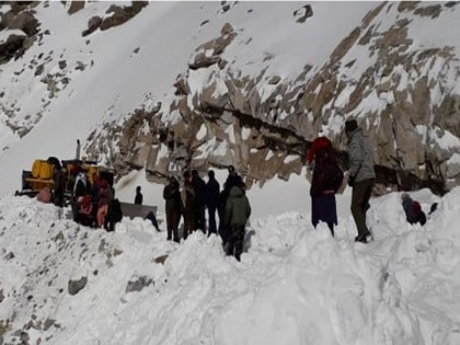 10 people may killed In Avalanche Hits truck In Khardung La Pass, Ladakh | जम्मू कश्मीरः लद्दाख के खारदुंग ला में हुआ हिमस्खलन, 10 के मरने की आशंका