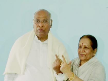 Mallikarjun Kharge voted Nearly 21 percent vote in first four hours of polling in Karnataka assembly polls | कर्नाटक चुनाव: कांग्रेस अध्यक्ष मल्लिकार्जुन खड़गे ने पत्नी संग डाला वोट, शुरुआती चार घंटे में करीब 21% हुआ मतदान Mallikarjun Kharge voted Nearly 21 percent vote in first four hours of polling in Karnataka assembly polls | कर्नाटक चुनाव: कांग्रेस अध्यक्ष मल्लिकार्जुन खड़गे ने पत्नी संग डाला वोट, शुरुआती चार घंटे में करीब 21% हुआ मतदान