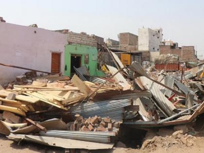 Madhya Pradesh Khargone incident bulldozers also demolished house built under PM Awas Yojana | खरगोन में चले बुलडोजर में ढहा पीएम आवास योजना के तहत बना मकान भी, जिला कलेक्टर ने कहा- सरकारी जमीन पर था घर