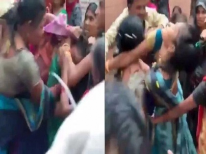 women clash with each other for vaccine at vaccination centre in khargone madhya pradesh video viral | वैक्सीन लेने के लिए आपस में भिड़ गई दो महिलाएं, सेंटर पर जमकर हुई मारपीट, वीडिेयो वायरल