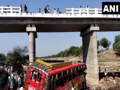 Madhya Pradesh Khargone, bus accident: Major road accident, bus fell down from bridge, many fears died | मध्य प्रदेश: खरगोन में बड़ा सड़क हादसा, पुल से नीचे गिरी बस, 15 लोगों की मौत