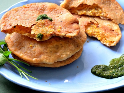 how to cook moong daal ki kachori at home in recipe in hindi | संडे की सुबह बनाइए टेस्टी मूंग दाल कचौड़ी, आ जाएगा मजा