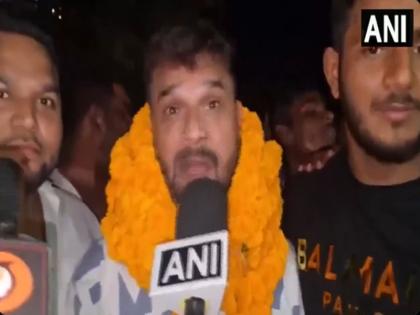 Bihar Elections: Thieves had a field day during Khesari Lal Yadav's nomination, making away with gold chains and mobile phones | बिहार चुनाव: खेसारी लाल यादव के नामांकन के दौरान चोरों की दिखी मौज, सोने की चेन और मोबाइल पर किया हाथ साफ