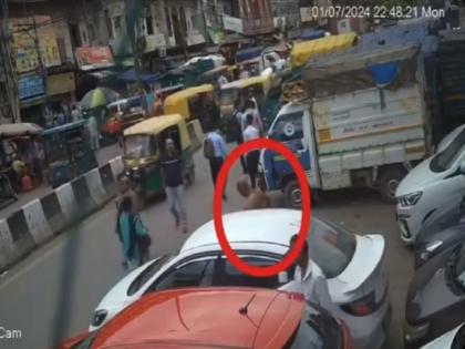VIDEO: After 12 years, 'Khujli Gang' is active again in Delhi, CCTV footage of robbery incident goes viral | VIDEO: 12 साल बाद दिल्ली में फिर सक्रिय हुआ 'खुजली गैंग', इस तरह लूट की वारदात को देते हैं अंजाम, सीसीटीवी फुटेज हुआ वायरल