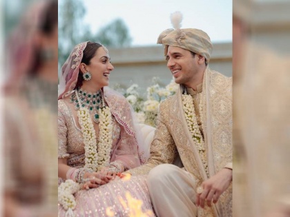Kiara Advani Sidharth Malhotra make first public appearance after wedding | ​​शादी के बाद पहली बार साथ नजर आए सिद्धार्थ मल्होत्रा और कियारा अडवानी, देखें नवविवाहित जोड़े का वीडियो