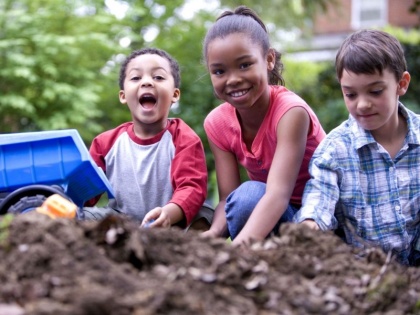 Benefits of playing with children during childhood | मां-बाप अपने बच्चों को दें ये एक चीज, बुढ़ापे तक देगा उनका साथ