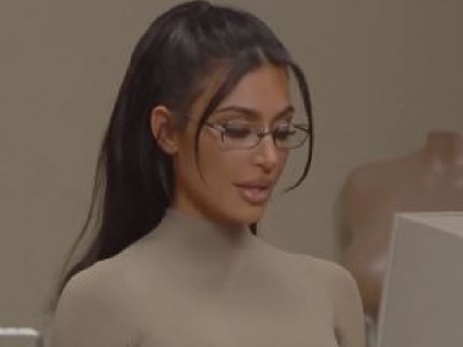 Kim Kardashian actress seen in nipple bra skims brand shares video | Watch: स्कीम्स ब्रांड ने किम कर्दाशियां का नया वीडियो किया शेयर, कुछ इस अंदाज में आई नज़र