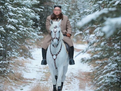 Kim Jong-un riding a white horse photos goes viral photos kept mean | किम जोंग की घुड़सवारी की तस्वीर जमकर हो रही है वायरल, लेकिन लोगों को सताने लगा है ये डर