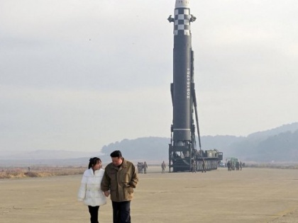 North Korea’s Kim Jong Un seen hand-in-hand daughter in her 1st public appearance see video | उत्तर कोरियाः किम जोंग उन की बेटी पहली बार सार्वजनिक रूप से नजर आई, आईसीबीएम परीक्षण देखने पहुंची, देखें वीडियो