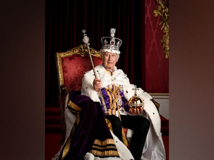 King Charles' official coronation portrait is out Seen wearing Imperial State Crown and Robe of Estate | राज्याभिषेक के बाद किंग चार्ल्स III की पहली आधिकारिक तस्वीर की गई जारी, इम्पीरियल स्टेट क्राउन और रोब ऑफ स्टेट पहने आए नजर